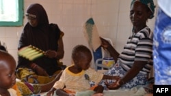 Des déplacés dans l'hôpital de Tillabéri, au Niger, le 14 octobre 2013.