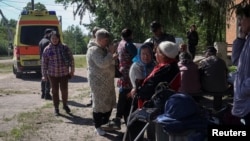 شماری از ساکنان شهر ووچانسک که به دلیل حملات توپخانه‌ای روسیه به شهر خارکیف منتقل می‌شوند