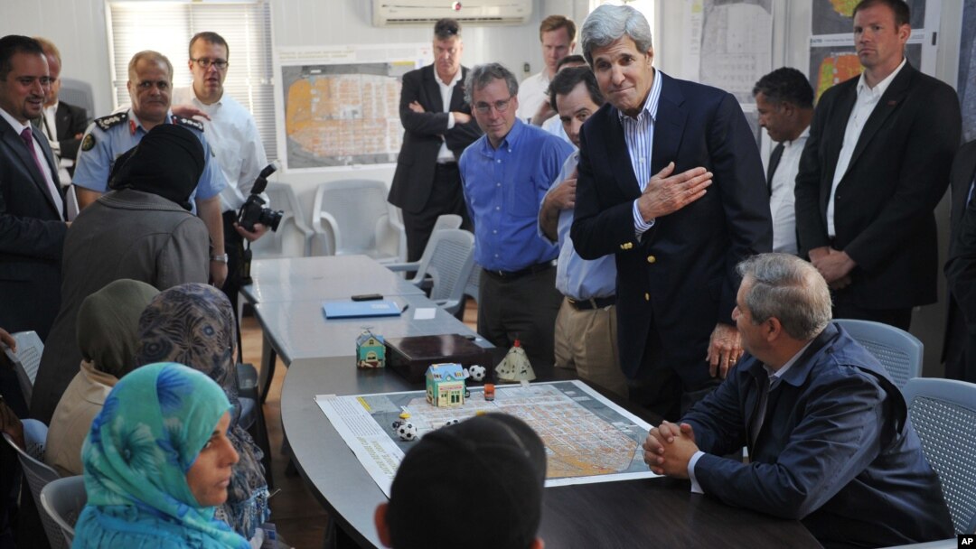 Menlu AS John Kerry (tengah) berbicara dengan 6 orang perwakilan pengungsi Suriah di kamp Zaatari dekat Mafraq, Yordania Kamis (18/7). 