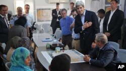 Menlu AS John Kerry (tengah) berbicara dengan 6 orang perwakilan pengungsi Suriah di kamp Zaatari dekat Mafraq, Yordania Kamis (18/7). 