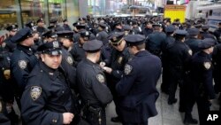 Des policiers new yorkais sur Times Square, le 31 decembre 2015