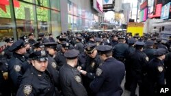 Cientos de oficiales del Departamento de Policía de Nueva York (NYPD) se reúnen en el extremo sur de Times Square para recibir sus asignaciones para el evento anual de Fin de Año.