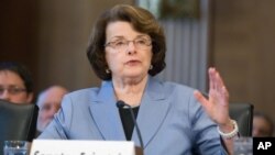 Kepala komisi intelijen Senat Amerika Diane Feinstein meminta penjelasan mengapa FBI tidak melaporkan kepada Senat AS soal penyelidikan terhadap Jenderal Petraeus (foto: dok).