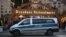 Une voiture de police se tient devant le marché de Noël "Striezelmarkt" à Dresde, Allemagne de l'Est, le 20 décembre 2016.