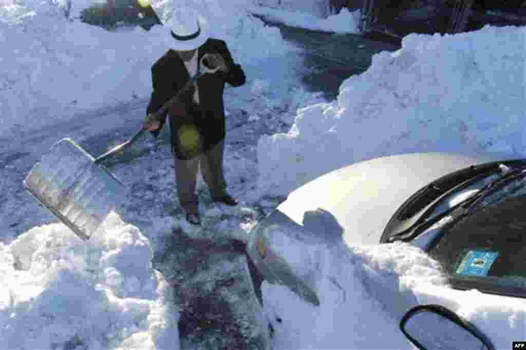 Wilfredo Valentin, 67, shovels his snowed in mini van, Monday, Dec. 27, 2010, in Newark, N.J. (AP Photo/Julio Cortez)