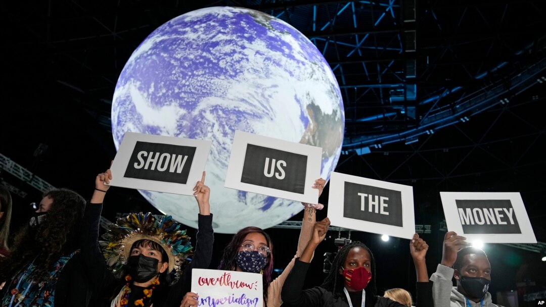 Klimatska aktivistkinja Vanesa Nakate i drugi aktivisti učestvuju u protestu na klimatskom samitu UN COP26 u Glazgovu, 8. novembra 2021.