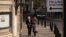 Le Premier ministre britannique Boris Johnson et sa partenaire Carrie Symonds arrivent à Methodist Hall dans le centre de Londres pour voter aux élections locales du 6 mai 2021.