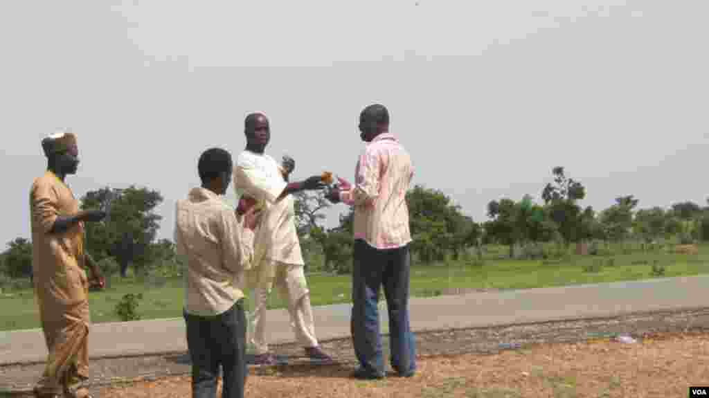 Wasu 'yan jihar Adamawa da suka taso takanas ta kano zuwa taraba domin yin waya sun samu wani wurin da zasu iya yin wayar a cikin daji a gefen hanya.