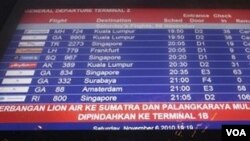 Papan informasi di bandara Soekarno-Hatta yang menunjukkan beberapa maskapai internasional membatalkan penerbangan, meskipun bandara Cengkareng masih beroperasi normal.