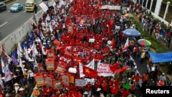 Anggota organisasi buruh Indonesia berunjuk rasa menolak RUU omnibus law di luar gedung DPR RI di Jakarta, 16 Juli 2020.