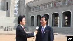 VOA와 인터뷰에 응하고 있는 배능만 조선태권도위원회 부위원장(사진 오른쪽)