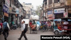 Dans les rues de New Delhi, le 27 novembre 2015. (VOA/Nastasia Peteuil)