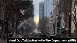 Dalam foto yang berasal dari Twitter Departemen Pemadam Kebakaran Nashville, kerusakan terlihat di jalan setelah ledakan di Nashville, Tennessee pada 25 Desember 2020. (Foto: AFP/HO/Twitter/Nashville Fire Department)