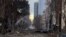 Dalam foto yang berasal dari Twitter Departemen Pemadam Kebakaran Nashville, kerusakan terlihat di jalan setelah ledakan di Nashville, Tennessee pada 25 Desember 2020. (Foto: AFP/HO/Twitter/Nashville Fire Department)