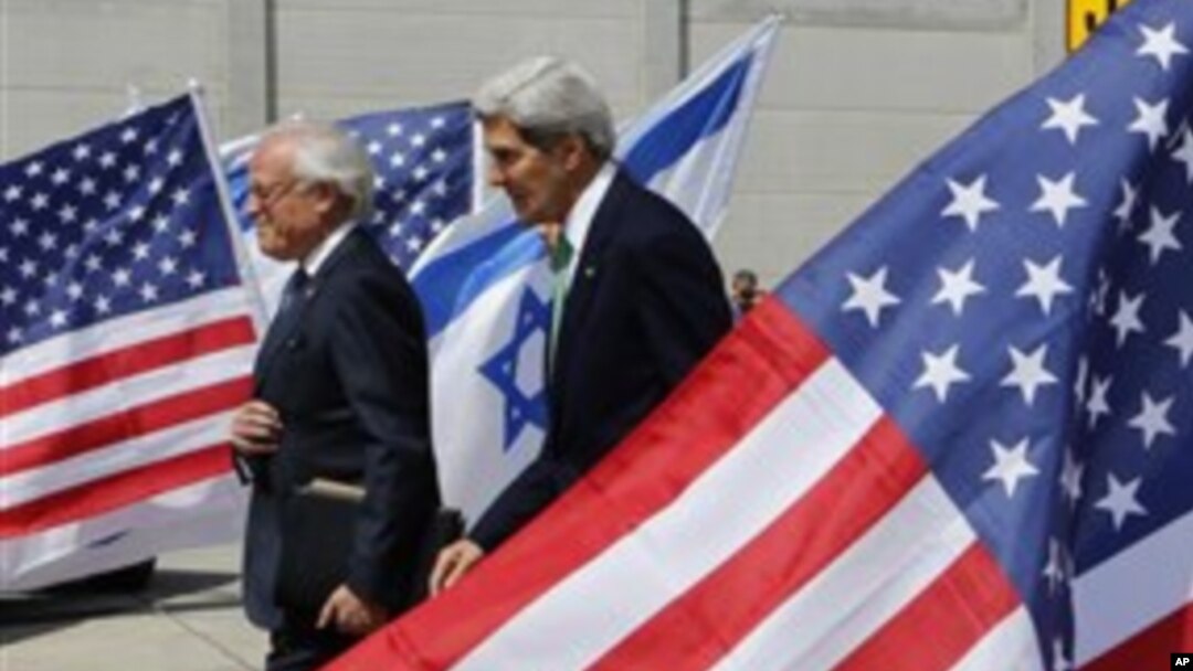 Menlu AS John Kerry (kanan) dan Utusan Khusus untuk Negosiasi Palestina-Israel Martin Indyk di bandara Ben Gurion, Tel Aviv, Israel (15/9).
