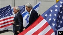 Menlu AS John Kerry (kanan) dan Utusan Khusus untuk Negosiasi Palestina-Israel Martin Indyk di bandara Ben Gurion, Tel Aviv, Israel (15/9).