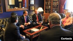 Los congresistas Mario Díaz-Balart e Ileana Ros-Lehtinen se reunieron con representantes del partido opositor venezolano Voluntad Popular. [Foto: Cortesía, oficina de prensa del congresista Díaz-Balart].