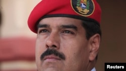 El presidente Nicolás Maduro les dijo a los funcionarios salientes: "Misión cumplida compañeros."
