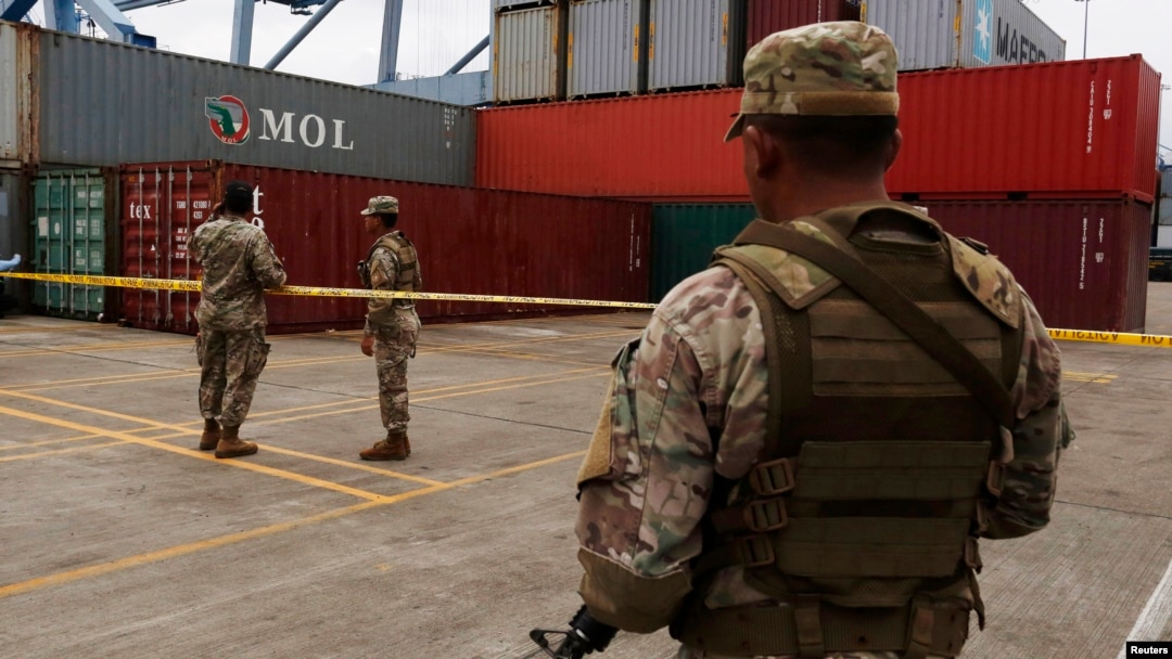 Tentara Panama melakukan penjagaan atas kargo berisi senjata yang disita dari kapal Korea Utara di Terusan Panama (foto: dok). 