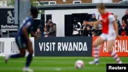 Iklan "Visit Rwanda" dalam kejuaraan Sepak Bola Liga Super Wanita antara Kesebelasan Arsenal melawan Aston Villa di Meadow Park, Borehamwood, Inggris, 1 Mei 2022. (Andrew Boyers/Action Images via Reuters)