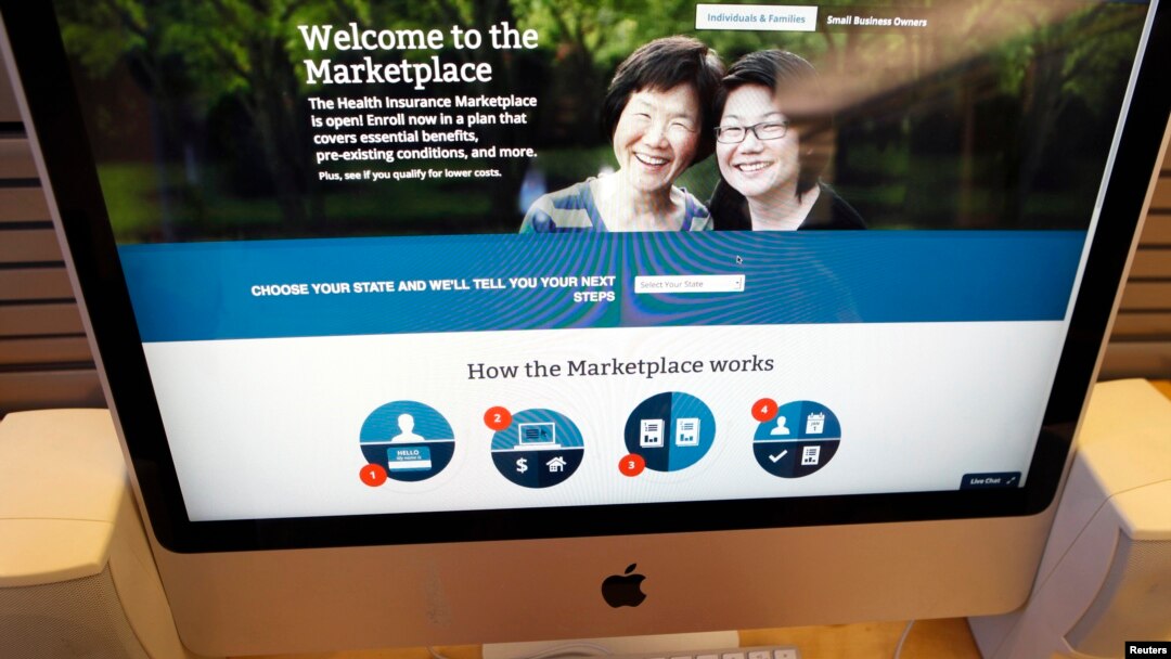 Seorang pria mengunjungi situs Undang-undang Layangan Kesehatan Terjangkau (Obamacare). 