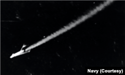 소련제 MiG-15 전투기가 한국 상공에서 미 해군 전투기에 의해 격추되고 있다. 이 사진의 날짜는 1953년 3월 17일.