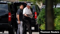 트럼프 대통령이 1일 골프를 친 뒤 백악관에 도착했다.