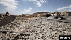 2015年5月30日也门首都萨那附近被沙特为首的空袭摧毁的建筑