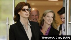 Le top model Linda Evangelista alors qu'elle quitte le tribunal de la famille de New York le 8 mai 2012.