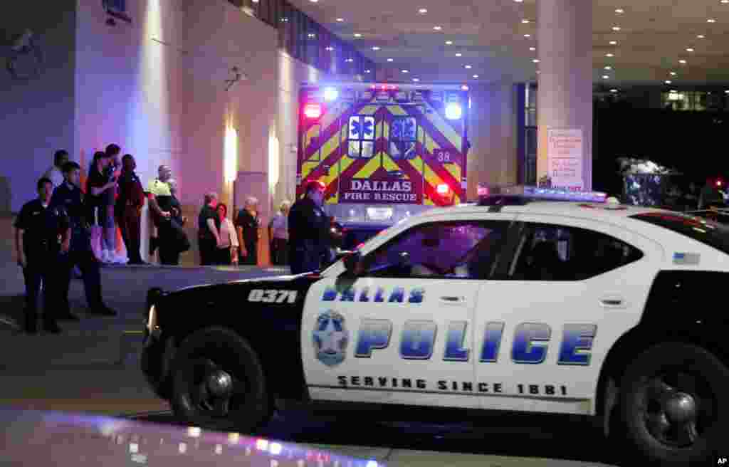 Des policiers et d&rsquo;autres personnes émotionnés s&rsquo;appuient contre un mur à l&rsquo;arrivée d&rsquo;une ambulance transportant un blessé au service d&#39;urgence au centre médical de l&#39;Université de Baylor, à Dallas, 8 juillet 2016. (AP Photo / Tony Gutierrez)