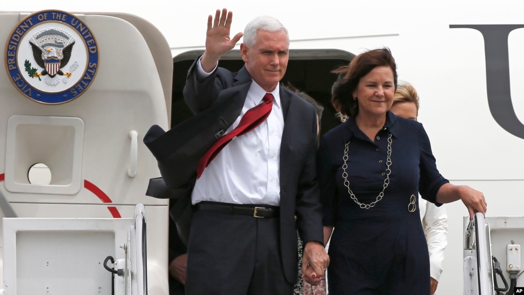Wakil Presiden Amerika Mike Pence dan istrinya, Karen (foto: dok).