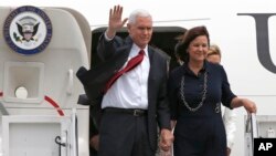 Wakil Presiden Amerika Mike Pence dan istrinya, Karen (foto: dok).