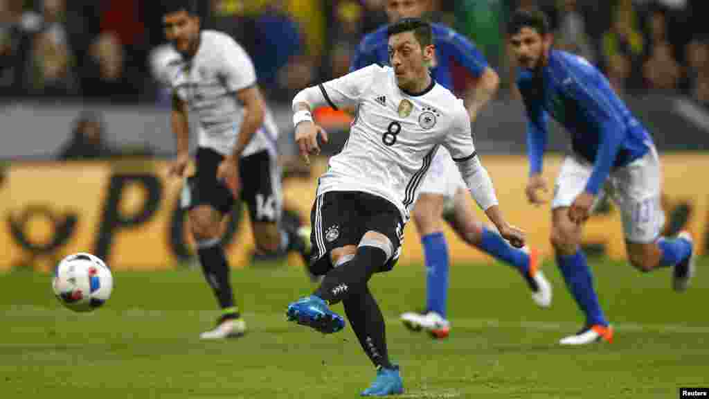 Dans un match amical face a l'Italie, l'Allemand&nbsp;Mesut Ozil a marqué un but, le 29 mars 2016.