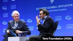 L'ancien président Bill Clinton, qui a créé la Fondation Clinton à son départ de la Maison Blanche, aux côtés de Hamdi Ulukaya, de la 'Tent Foundation' lors d'un forum de la Clinton Global Initiative à New York, le 4 février 2016.