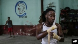 Ely Malik Reyes, un deportista cubano transgénero que practica un arte marcial mixto llamado sanda, entrena en un gimnasio en Regla, al otro lado de la bahía de La Habana, Cuba, el 11 de junio de 2024. 