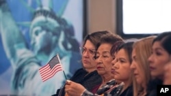 ผู้หญิงที่เป็นตัวแทนจาก 20 ประเทศเข้าร่วมพิธีปฏิญาณตนเป็นพลเมืองอเมริกา เมื่อ 8 มี.ค. 2024 ในซานอันโตนิโอ (AP Photo/Eric Gay)