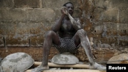 FILE - A laborer rests at a construction site in Lagos, Nigeria, Feb. 21, 2016. Nigeria scored poorly on an Oxfam list of countries fueling the gap between the super-rich and poor due to its low social spending, poor tax collection and rising labor rights violations.