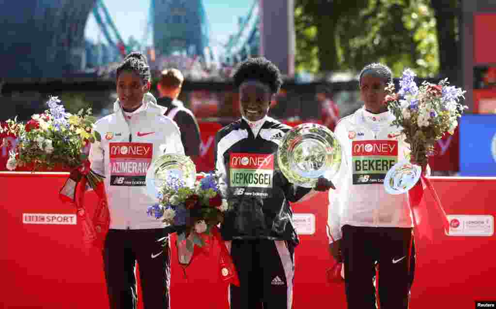 Joyciline Jepkosgei wa Kenya kwenye jukwa na wenzake wa Ethiopia katika mbiyo za Marathon za London