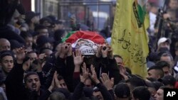 Prosesi pemakaman Bakir Muhammad Musa Hashash (21), yang tewas ditembak militer Israel, di kamp pengungsi Balata dekat kota Nablus, Tepi Barat, Kamis, 6 Januari 2022. (AP/Majdi Mohammed)