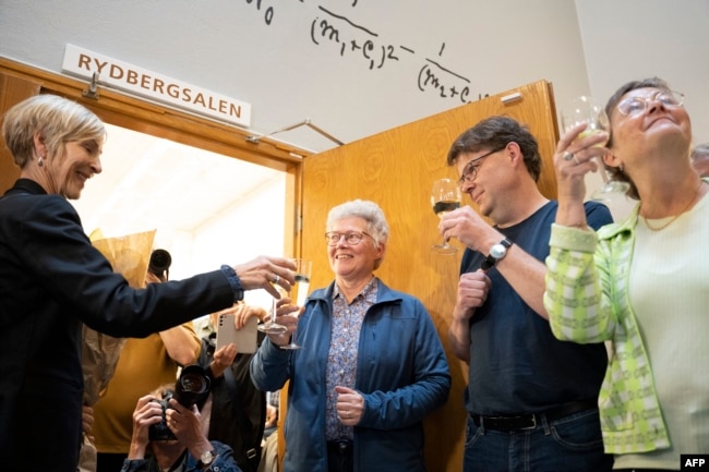 French-Swedish physicist Anne L'Huillier, who is one of this year's Nobel laureates in physics, celebrates with students and colleagues at Lund University, in Lund on October 3, 2023. (Photo by Ola TORKELSSON / TT NEWS AGENCY / AFP)