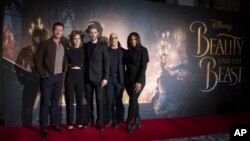 Para aktor "Beauty and the Beast", dari kiri, Luke Evans, Emma Watson, Dan Stevens, Stanley Tucci dan Audra McDonald dalam pemotretan untuk penayangan perdana di London (24/2). 