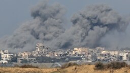 Asap mengepul di atas reruntuhan bangunan di Gaza, di tengah konflik Israel dan Hamas, terlihat dari Israel selatan, 6 Desember 2023. (Foto: REUTERS/Athit Perawongmetha)