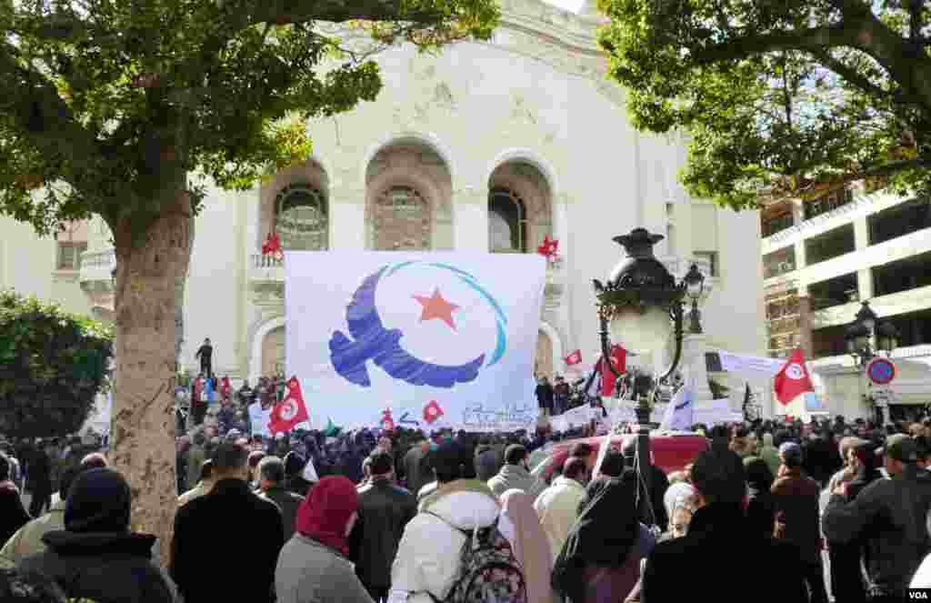 An Ennahda rally outside the national theatre in Tunis. (Henry Ridgewell for VOA)