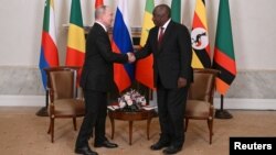 Le président russe Vladimir Poutine serre la main du président sud-africain Cyril Ramaphosa lors d'une réunion à Saint-Pétersbourg, en Russie, le 17 juin 2023.