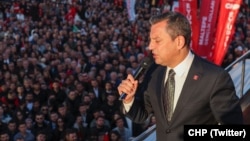 Erken seçimde ısrar edeceğini vurgulayan ve Cumhurbaşkanı Erdoğan’a seslenen CHP lideri Özel, “Cesaretin varsa biz hazırız, çık karşımıza” dedi.