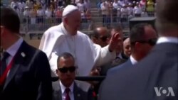 Dans un stade du Caire, le pape "éclipse la tristesse" des fidèles (vidéo)
