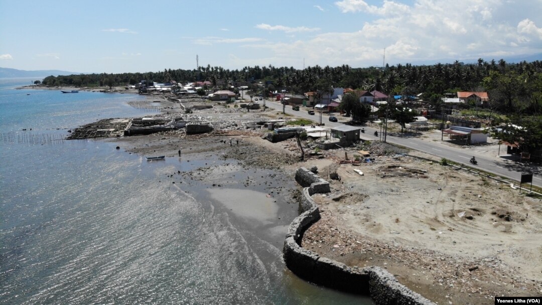 Kerusakan akibat Tsunami di pinggi pantai Teluk Palu di Kelurahan Mamboro, Palu Utara, Sulawesi Tengah, 21 Juli 2019. (Foto: VOA/Yoanes Litha)