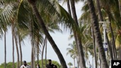 Aunque las playas estuvieron cerradas en el condado de Miami-Dade, en la Florida, durante el fin de semana del 4 de julio ante el repunte de casos de coronavirus, no los espacios abiertos para caminar.