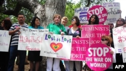 ARSIP – Para pendukung Hak-Hak Wanita dan kelompok LGBT berunjuk rasa di sebrang Beverly Hills Hotel, yang dimiliki oleh Sultan Brunei, menuntut Sultan untuk membatalkan hukum pidana Brunei bergaya Taliban, 5 Mei 2014, Beverly Hills, California (foto: AFP Photo/Frederic J. Borwn