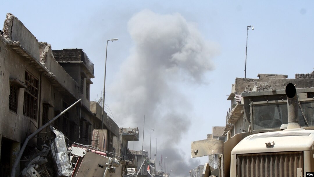 Serangan udara terus menghajar target-target IS di Mosul saat pasukan Irak melawan lusinan mungkin ratusan pejuang yang bertempur dari kawasan sempit di Kota Tua Mosul, daerah bekas kekuasaannya pada 30 Juni 2017 di Mosul, Irak (foto: H. Murdock/VOA)